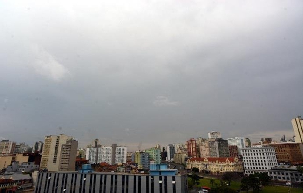 Ir para  <p>Uma frente fria cruza o Rio Grande do Sul neste s&aacute;bado e traz chuva desde do in&iacute;cio do dia. As principais &aacute;reas afetadas ser&atilde;o os munic&iacute;pios das fronteiras Oeste e Sul do Estado. Na...