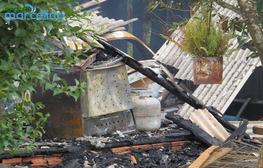 Ir para  <p>O feriad&atilde;o de Natal come&ccedil;ou com uma trag&eacute;dia em Marcelino Ramos. Um menino de 4 anos perdeu a vida carbonizado no interior de uma resid&ecirc;ncia pr&oacute;ximo a AABB, na sa&iacute;da para...