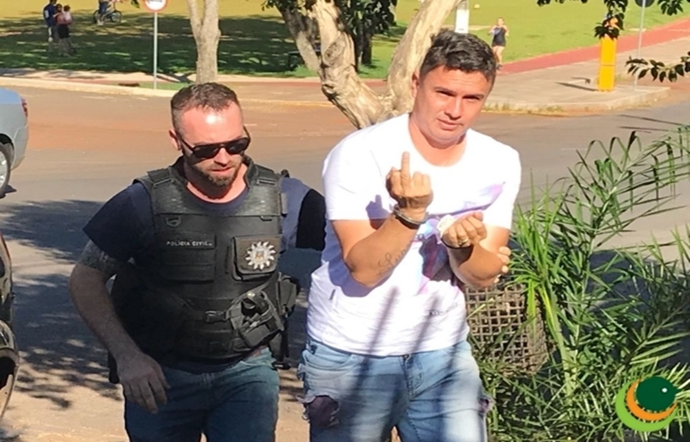 Ir para  <p>Os policiais iniciaram as investiga&ccedil;&otilde;es no m&ecirc;s de agosto deste ano, tendo como alvo o traficante Robinson Saibro de Almeida, vulgo &ldquo;Bob&rdquo; de 35 anos. Ele, que j&aacute; foi...
