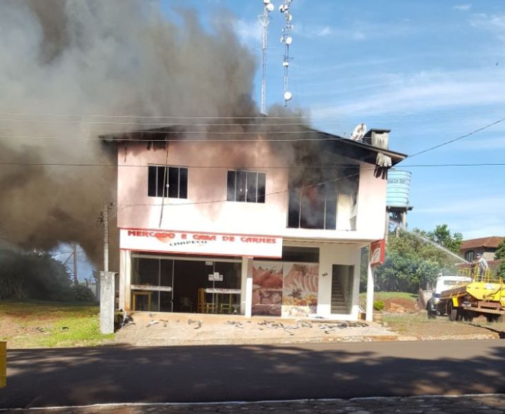 Ir para  <p><big>Um inc&ecirc;ndio de causas ainda desconhecidas, destruiu o andar superior de uma casa da rua Isaias Biesek,&nbsp;no centro de Entre Rios do Sul, no fim da tarde de...