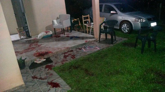 Ir para  <p><big>Um professor de&nbsp;47 anos, foi assassinado com quatros tiros durante a noite do domingo, dia 31, na comunidade de Boa Vista, Pinhalzinho. Ele participava de uma festa em fam&iacute;lia quando por volta das 22h30, um...