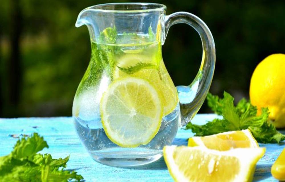 Ir para  <p>3 rodelas grandes de laranja;<br />
3 fatias de ma&ccedil;&atilde;;<br />
3 rodelas de gengibre;<br />
300 ml de &aacute;gua com g&aacute;s;<br />
4 cubos de...