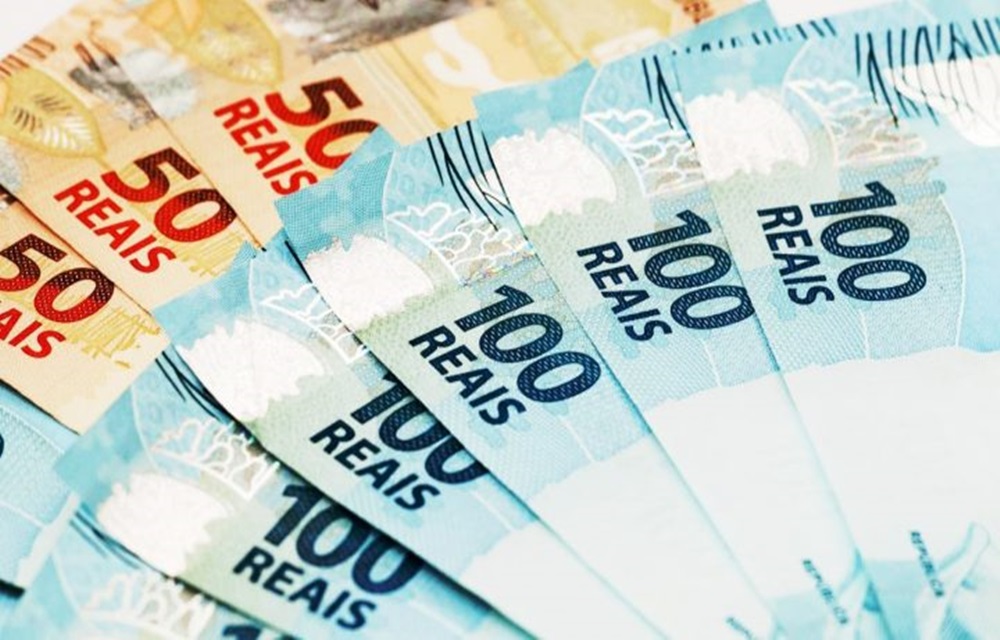 Ir para  <p>O novo sal&aacute;rio m&iacute;nimo come&ccedil;ou&nbsp;a valer ontem&nbsp;(1&ordm;). Decreto assinado pelo presidente na sexta-feira (29) fixa o seu valor em R$ 954, um aumento de R$ 17. &Eacute; o menor...