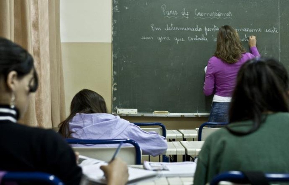 Ir para  <p>O governo do Estado anunciou, na quarta-feira, que adotar&aacute; o reajuste de 6,81% no sal&aacute;rio dos professores - acompanhando o aumento do piso nacional do magist&eacute;rio autorizado pelo Minist&eacute;rio da...