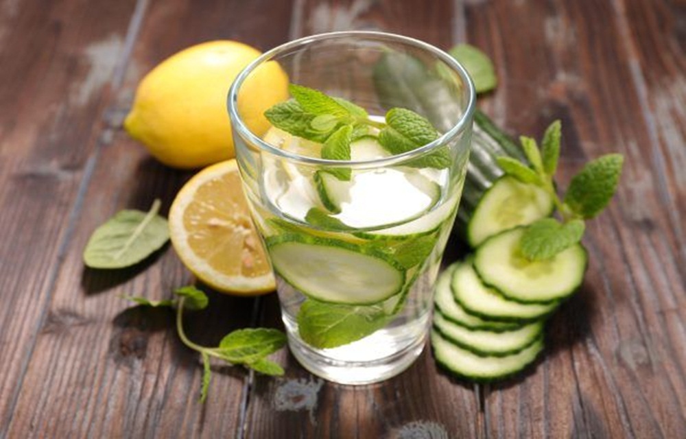 Ir para  <p>2 fatias finas de pepino japon&ecirc;s;<br />
3 rodelas de lim&atilde;o cravo;<br />
4 cubos de gelo;<br />
300 ml de &aacute;gua com g&aacute;s;</p>

<p><em>Modo de...