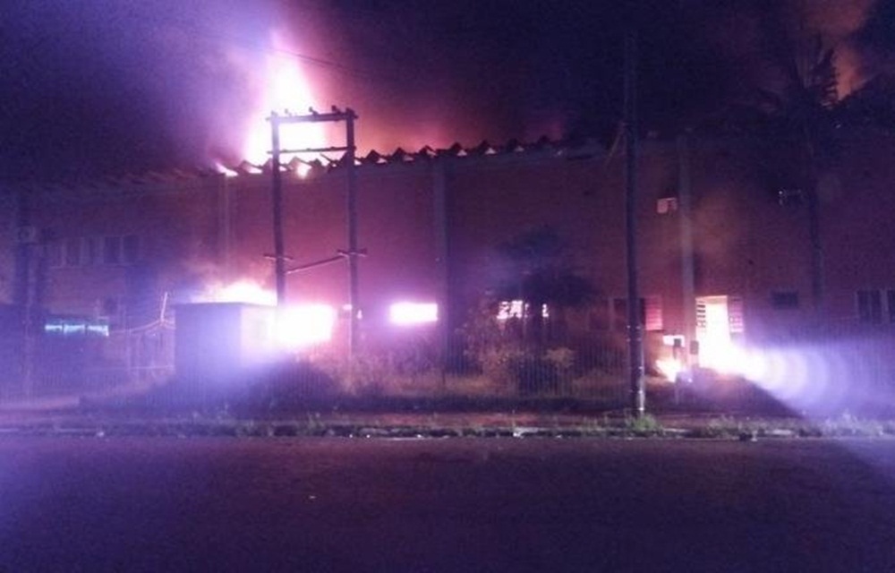 Ir para  <p>O Corpo de Bombeiros de Novo Hamburgo ainda trabalha no rescaldo de um inc&ecirc;ndio de grandes propor&ccedil;&otilde;es que atingiu uma empresa de produtos qu&iacute;micos na madrugada desta quarta-feira, na rua...