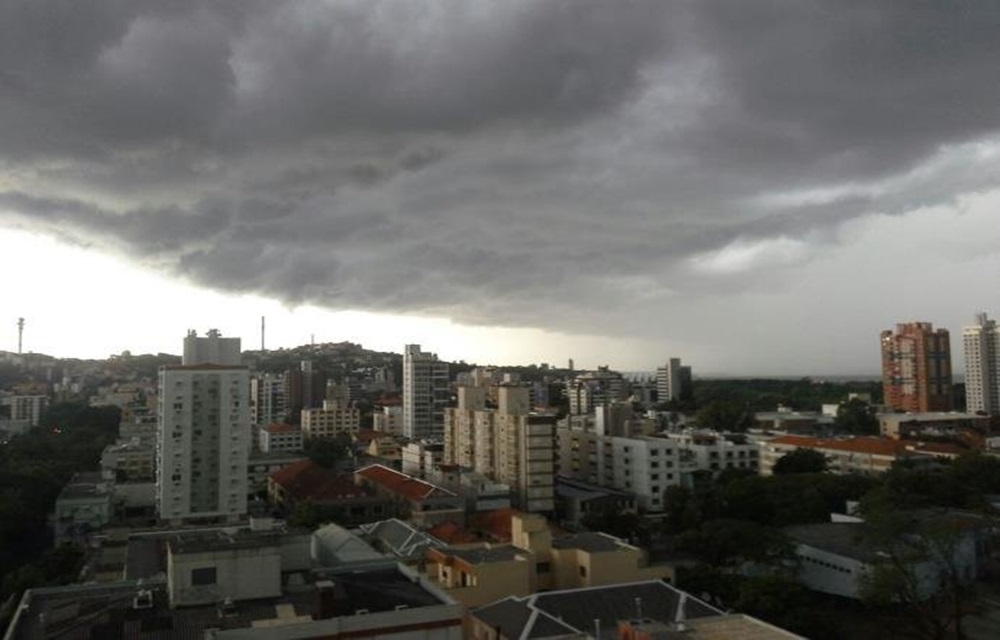 Ir para  <p>Uma &aacute;rea de baixa press&atilde;o mant&eacute;m a atmosfera inst&aacute;vel no Rio Grande do Sul ao longo desta segunda-feira. Nuvens s&atilde;o esperadas em todas as regi&otilde;es e com per&iacute;odos...