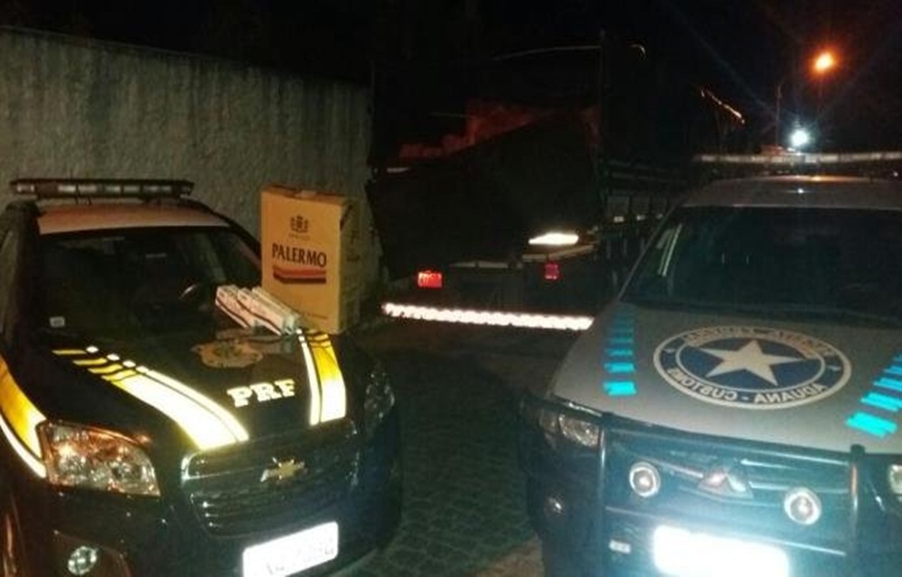 Ir para  <p>Uma a&ccedil;&atilde;o conjunta da Pol&iacute;cia Rodovi&aacute;ria Federal (PRF) e da Receita Federal apreendeu, na noite dessa ter&ccedil;a-feira, 250 mil ma&ccedil;os de cigarro que seriam levados para Pelotas,...