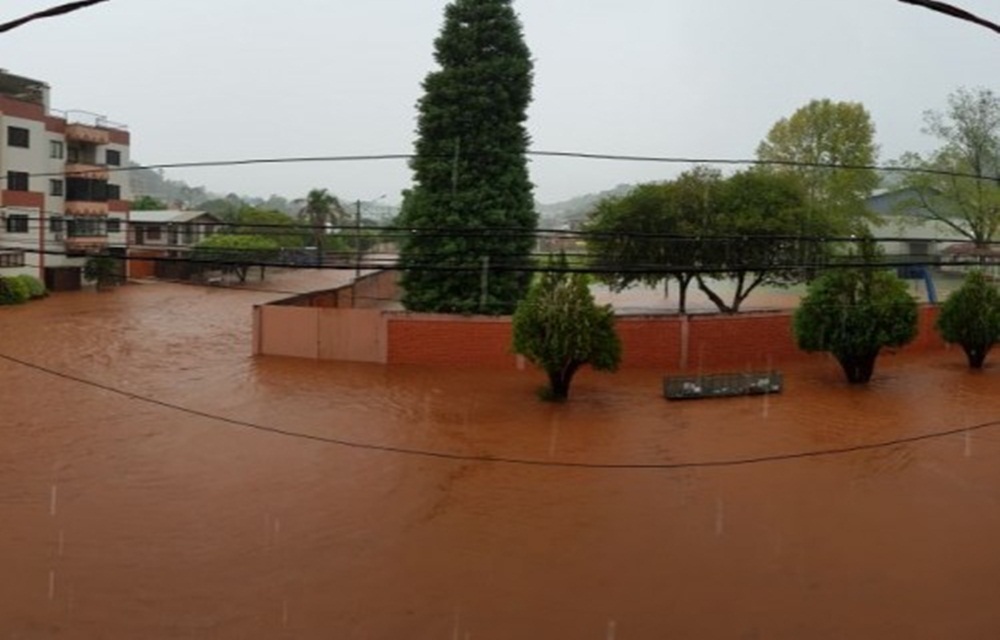 Ir para  <p>Uma forte precipita&ccedil;&atilde;o de chuva que atingiu todo o Estado nesta quarta-feira, causou muitos estragos, inclusive em Sananduva, onde na tarde desta quarta-feira (24) algumas ruas da cidade est&atilde;o tomadas...