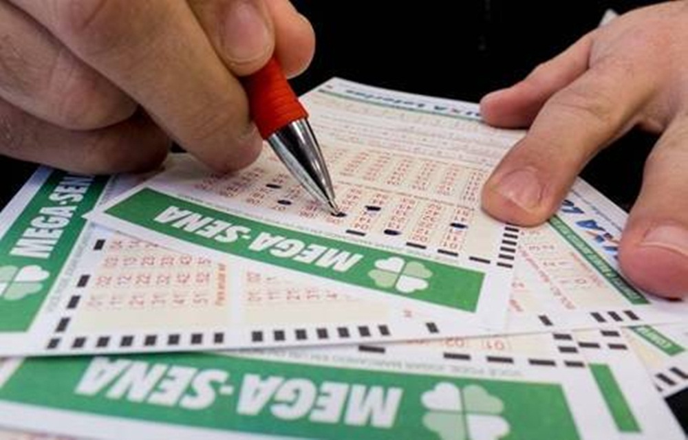 Ir para  <p>O pr&ecirc;mio da Mega-Sena acumulou mais uma vez nesta quarta-feira (24), ap&oacute;s nenhum apostador acertar todos os n&uacute;meros revelados pela loteria. Com isso, a Caixa promete pagar a bolada de R$ 24...