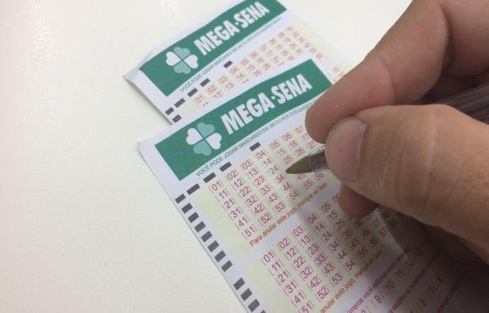 Ir para  <p>Pela sexta vez consecutiva, o pr&ecirc;mio principal da Mega-Sena acumulou. Com o resultado do concurso 2010, realizado neste s&aacute;bado, a estimativa da Caixa &eacute; de que a bolada chegue a R$ 56 milh&otilde;es...