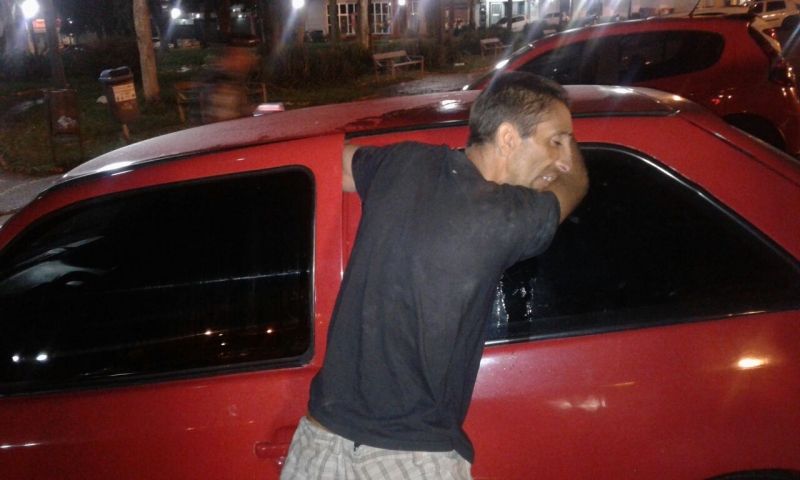 Ir para  <p><big>Um homem de 35 anos tentou furtar objetos de um ve&iacute;culo nesta madrugada (04), na &aacute;rea central de Passo Fundo, mas ficou preso ao carro.&nbsp;</big></p>

<p><big>Segundo...