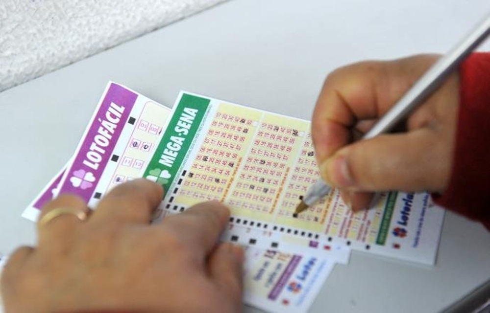 Ir para  <p>A Mega-Sena voltou a acumular, nesta ter&ccedil;a-feira. O concurso 2011 foi o s&eacute;timo sem acertadores das seis dezenas, elevando a poss&iacute;vel premia&ccedil;&atilde;o da pr&oacute;xima quinta a R$ 59...