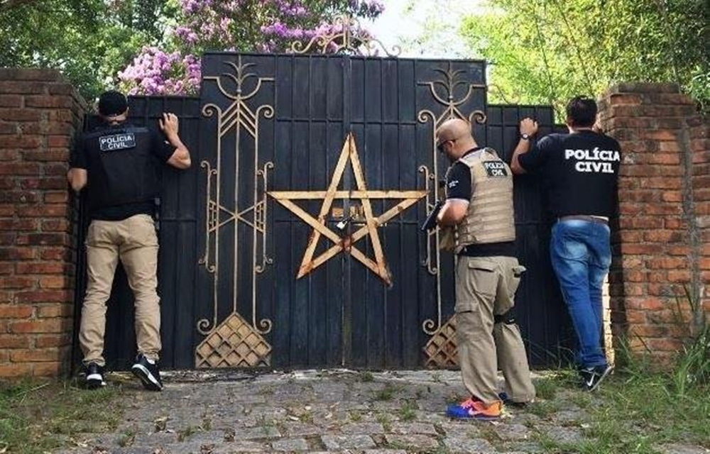 Ir para  <p>A Justi&ccedil;a do Rio Grande do Sul concedeu liberdade provis&oacute;ria, nesta quarta-feira, a cinco homens que estariam envolvidos num suposto ritual sat&acirc;nico que teria terminado com a morte de duas...