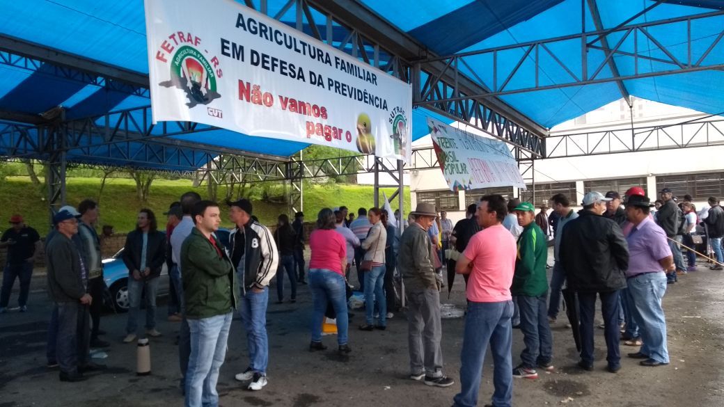 Ir para  <p><big>A Frente Brasil Popular, do Alto Uruguai, mant&eacute;m ato para defender a aposentadoria, hoje (19), apesar da chuva, bem-vinda. Para o dia de hoje (19), est&atilde;o articuladas mobiliza&ccedil;&otilde;es e...