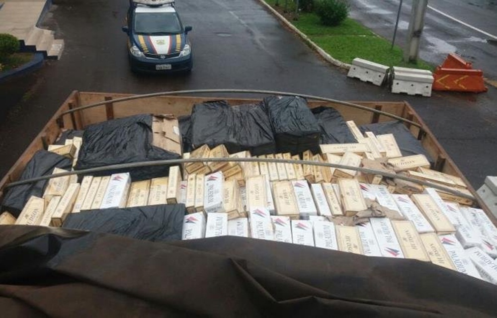 Ir para  <p>Opera&ccedil;&atilde;o conjunta da Pol&iacute;cia Rodovi&aacute;ria Federal e da Brigada Militar prendeu dois suspeitos e apreendeu 225 mil ma&ccedil;os de cigarros, nesta segunda-feira. A PRF recebeu...