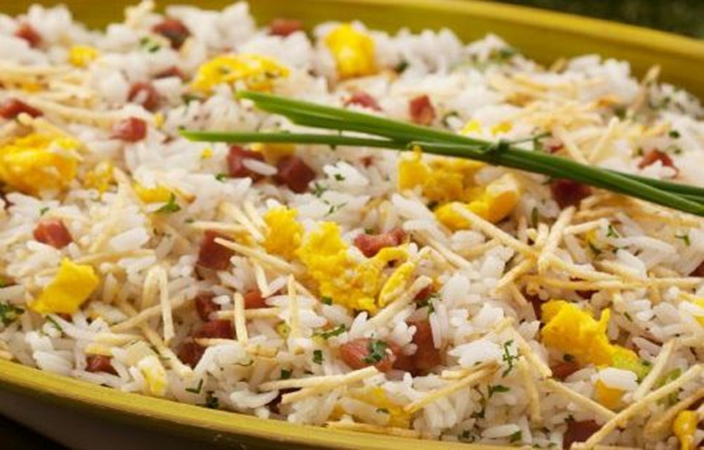 Ir para  <p>1 travessa funda m&eacute;dia de arroz cozido;</p>

<p>2 colheres (sopa) de bacon frito;</p>

<p>1 molheira de batata palha;</p>

<p>3 colheres (sopa) de margarina ou...