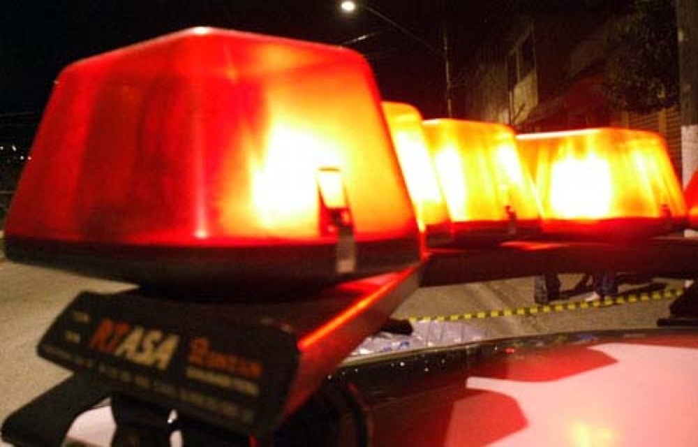 Ir para  <p>Um cad&aacute;ver foi localizado com os p&eacute;s amarrados e com marca de perfura&ccedil;&atilde;o por disparo de arma de fogo no in&iacute;cio da noite desta ter&ccedil;a-feira no Lago da Usina...