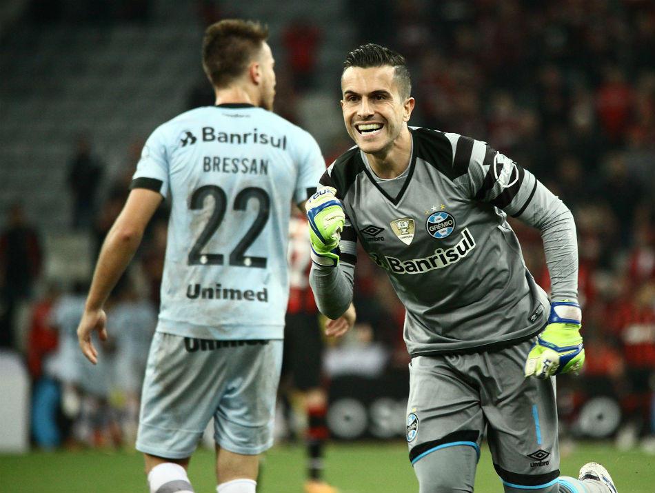 Ir para  <p><big>O Gr&ecirc;mio amassou, desperdi&ccedil;ou chances e foi sempre melhor que o Independiente, mas a ta&ccedil;a da Recopa veio apenas nas cobran&ccedil;as de penalidades m&aacute;ximas nesta quarta-feira....