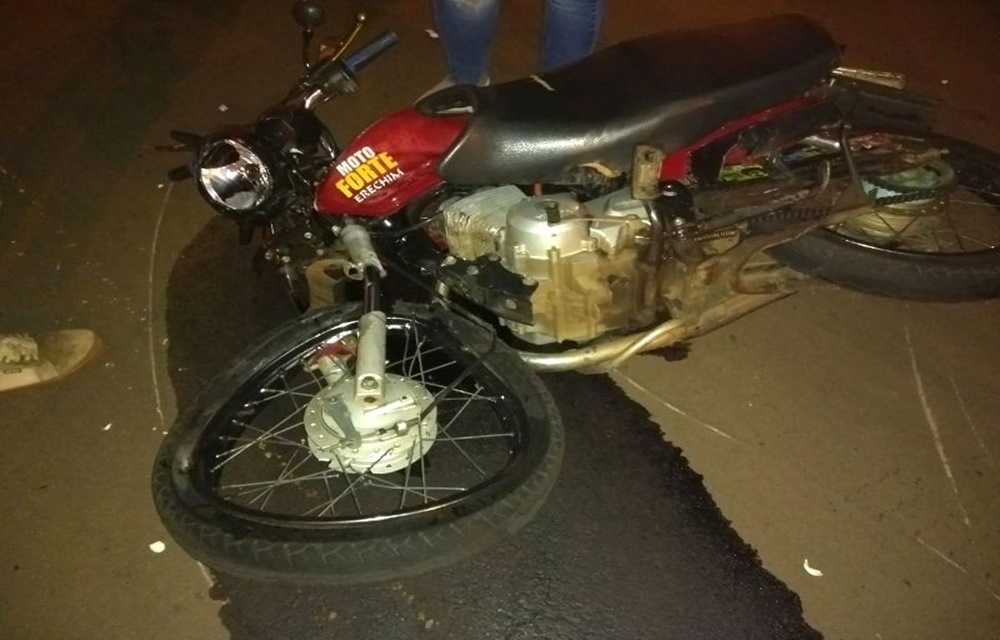 Ir para  <p>O condutor da motocicleta, de 18 anos, n&atilde;o parou para fazer a travessia da rua JB Cabral e bateu de frente em um ve&iacute;culo que trafegava pela via em sentido a Av. Maur&iacute;cio...