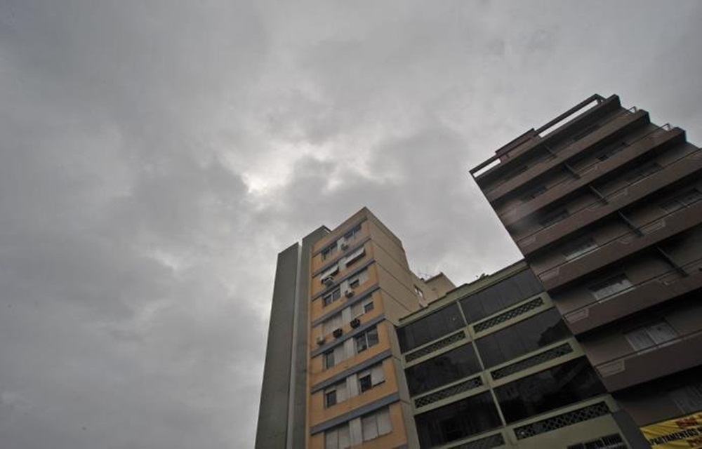 Ir para  <p>Uma massa de ar quente e &uacute;mido que cobre o Rio Grande do Sul provoca a forma&ccedil;&atilde;o de nuvens que podem trazer temporais isolados nesta ter&ccedil;a-feira. Segundo a MetSul Meteorologia, a maioria das...