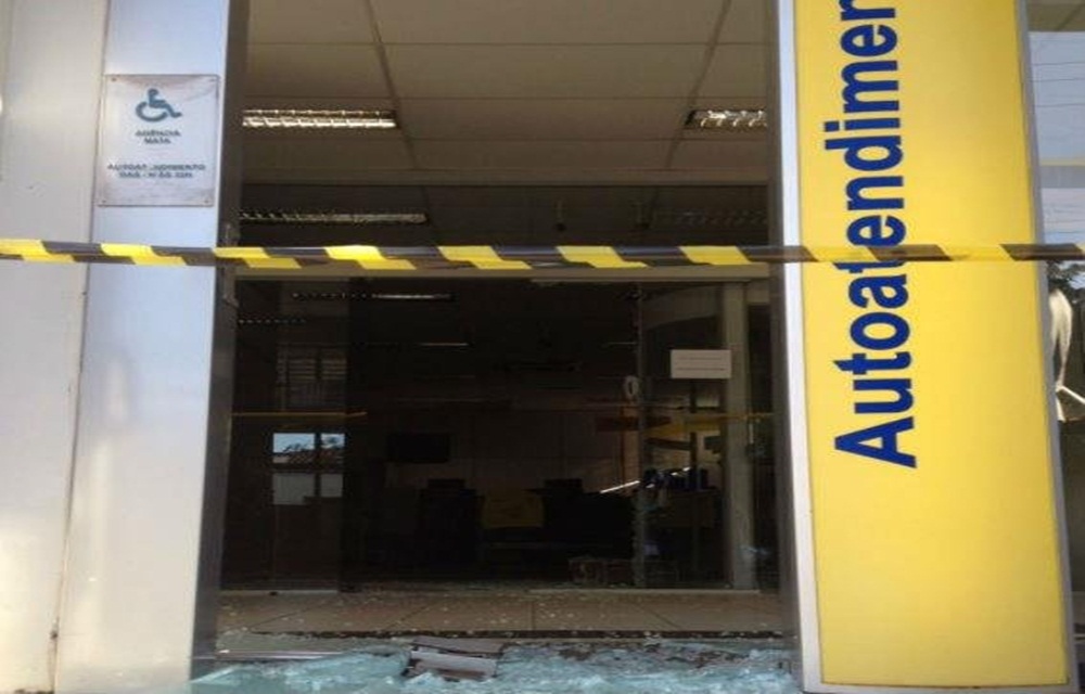 Ir para  <p>Uma quadrilha, formada por 10 homens, realizou, durante a madrugada desta quarta-feira ataques simult&acirc;neos contra duas ag&ecirc;ncias banc&aacute;rias, uma loja de roupas e uma lot&eacute;rica na cidade de Mata,...