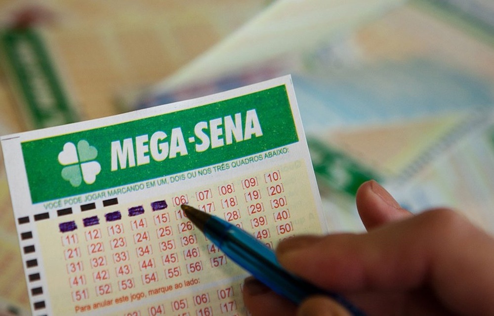 Ir para  <p>Ningu&eacute;m acertou as seis dezenas do concurso 2.020 da Mega-Sena, realizado na noite desta quarta-feira (7) em Palmeira dos &Iacute;ndios (AL). O pr&ecirc;mio acumulou.</p>

<p><strong>Veja as dezenas...