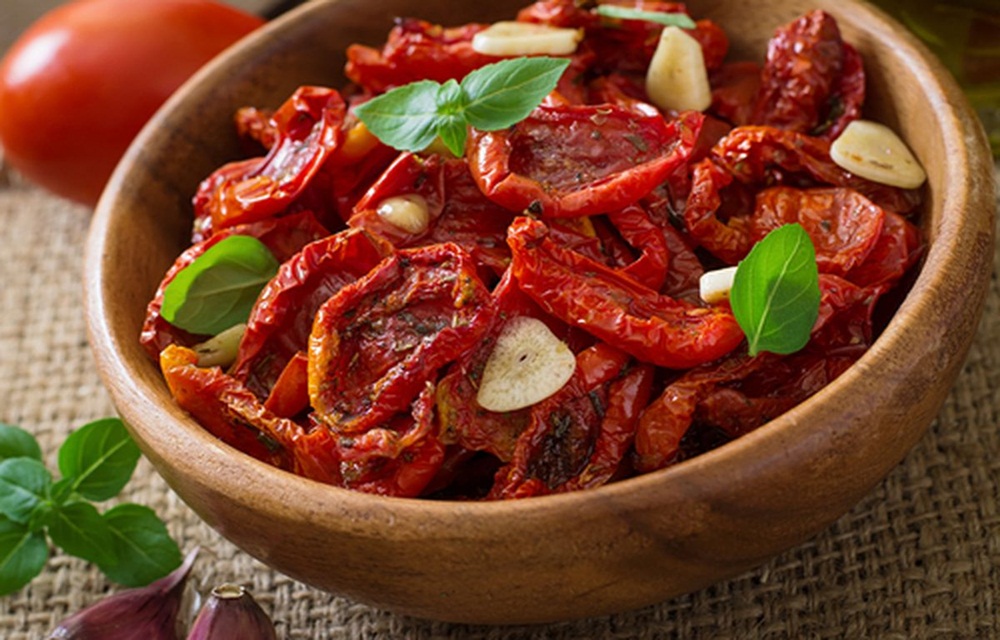 Ir para  <p>3 quiilos de tomates;</p>

<p>1 colher de sopa de sal;</p>

<p>1/2 x&iacute;cara de a&ccedil;&uacute;car;</p>

<p>Misturar o sal com...