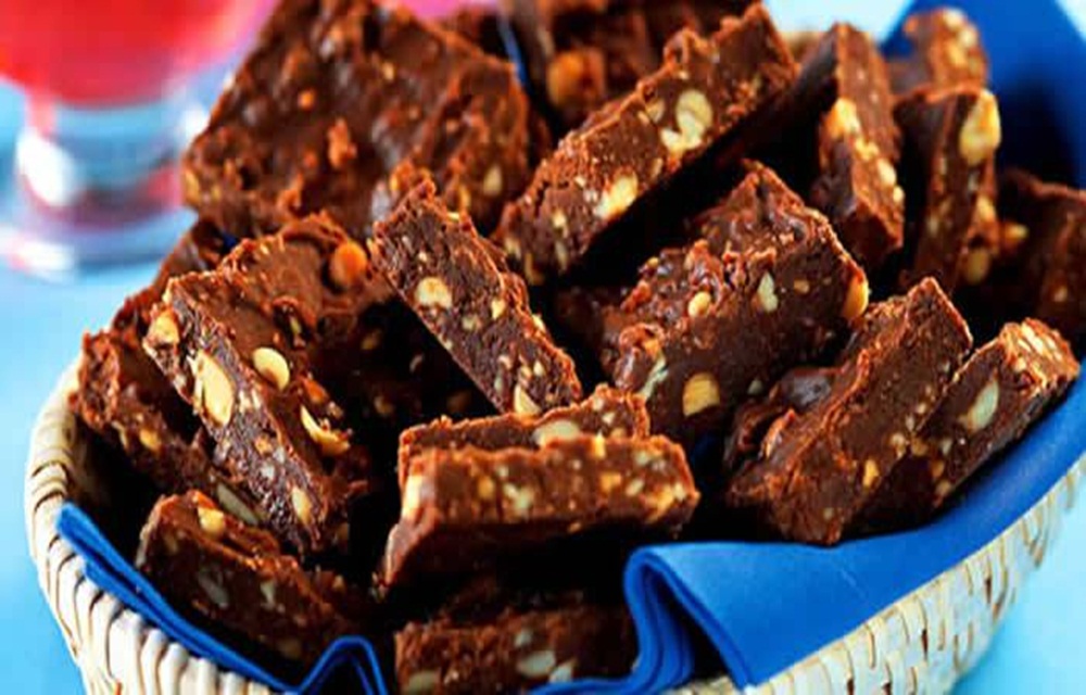Ir para  <p>1 lata de leite condensado;</p>

<p>1 x&iacute;cara de ch&aacute; de a&ccedil;&uacute;car;</p>

<p>1 colher de sopa de margarina;</p>

<p>1 tablete de chocolate meio amargo 180...