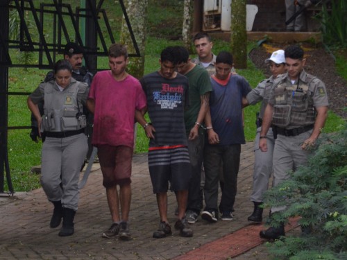 Ir para  <p><big>A Brigada Militar segue as buscas no entorno do Parque Longines Malinowski na tentativa de recapturar o &uacute;ltimo dos cinco presos que fugiram nesta madrugada. Quatro foram presos&nbsp;no in&iacute;cio da...