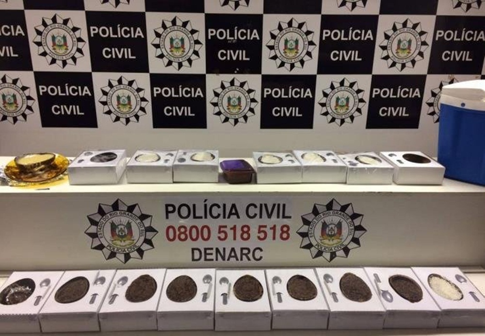 Ir para  <p><big>Quatro homens foram presos nesta quinta-feira em Gravata&iacute;, na regi&atilde;o Metropolitana, como suspeitos de fabricar e distribuir produtos aliment&iacute;cios, entre eles ovos de P&aacute;scoa, com...