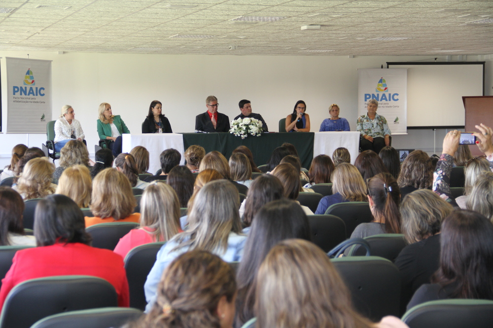 Ir para  <p><big>Segue at&eacute; esta quinta-feira (22) a primeira etapa presencial de forma&ccedil;&atilde;o dos professores vinculados ao Pacto Nacional pela Alfabetiza&ccedil;&atilde;o na Idade Certa (PNAIC), realizada...