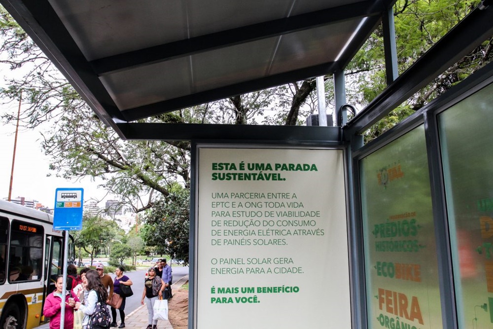 Ir para  <p><big>As chamadas &ldquo;paradas sustent&aacute;veis&rdquo; v&atilde;o transformar luz solar em energia limpa e renov&aacute;vel. Por meio de placas solares instaladas no topo da estrutura &eacute; gerado...