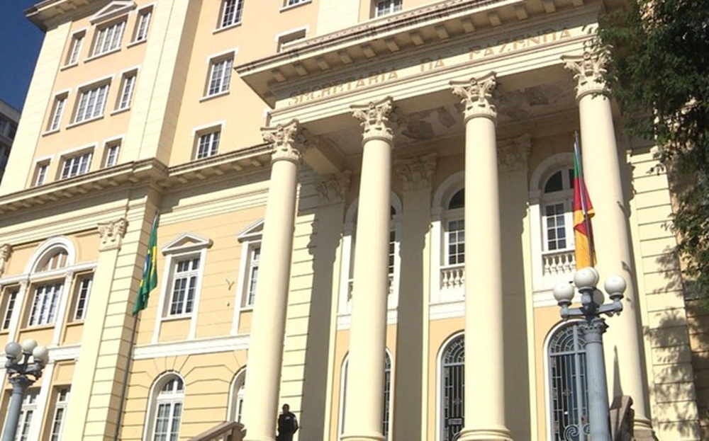 Ir para  <p><big>O governo do Rio Grande do Sul anunciou nesta quarta-feira (28) que ir&aacute; pagar primeiro os sal&aacute;rios para os servidores p&uacute;blicos e pensionistas vinculados ao Executivo com rendimento...