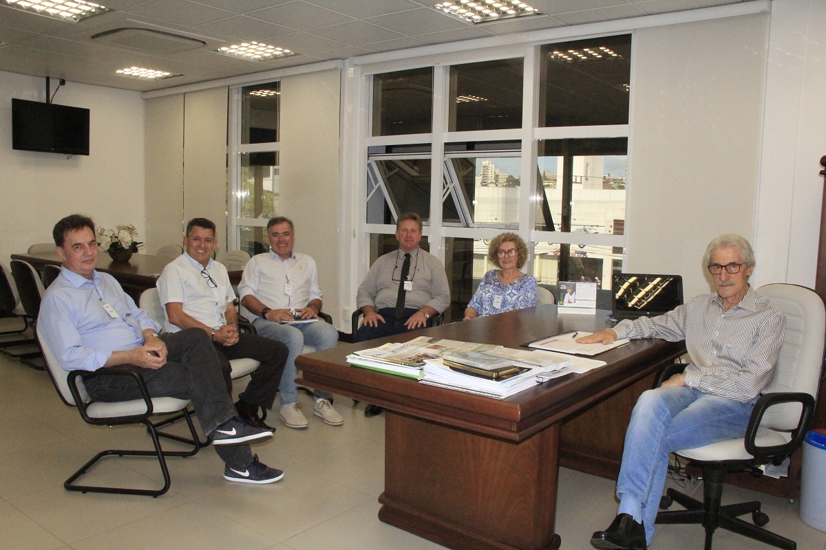 Ir para  <p><big>Em visita &agrave; dire&ccedil;&atilde;o da Cooperalfa dia 02 de abril, o prefeito de Erechim, Luis Schmidt, disse estar sendo alertado por algumas lideran&ccedil;as da Alto Uruguai, para tomar certo cuidado...