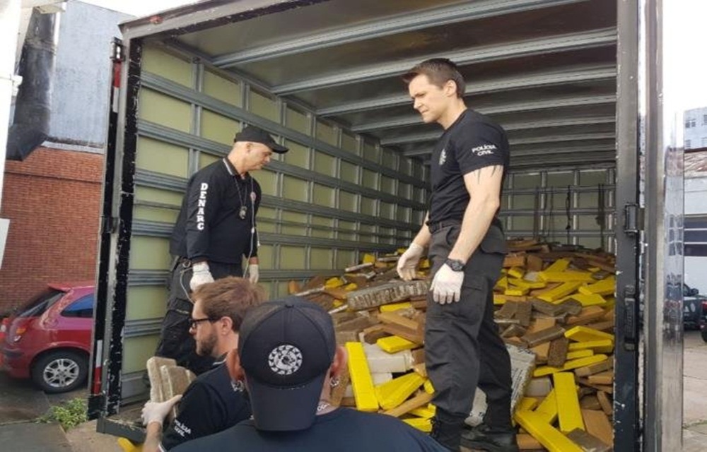 Ir para  <p>A Pol&iacute;cia Civil incinerou, na manh&atilde; desta ter&ccedil;a-feira, quatro toneladas de drogas que foram apreendidas este ano no Rio Grande do Sul. O processo est&aacute; sendo realizado em uma...
