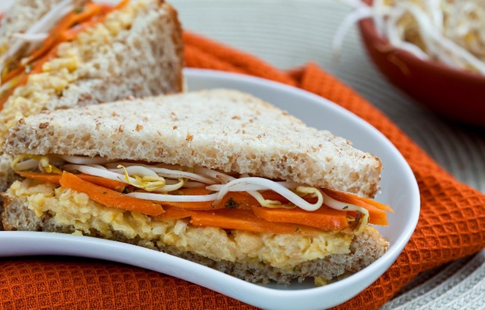 Ir para  <ul>
	<li>2&nbsp;fatias de&nbsp;<a href="https://mdemulher.abril.com.br/receitas/busca/?ingrediente=pao-integral">p&atilde;o integral</a>;</li>
	<li>2&nbsp;unidades de&nbsp;<a...