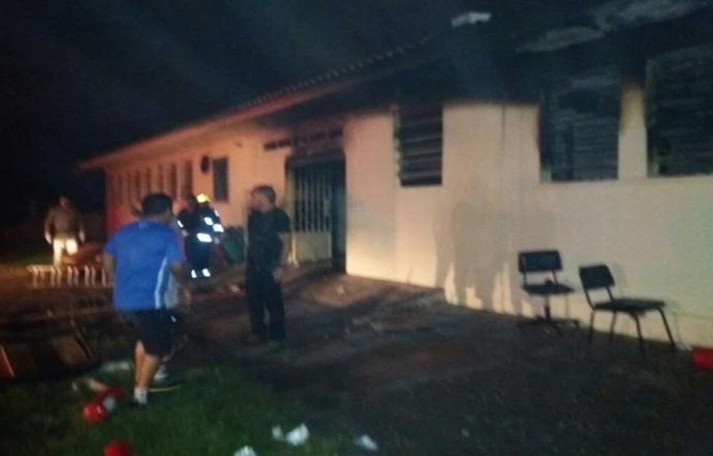 Ir para  <p>Um inc&ecirc;ndio em uma penitenci&aacute;ria de Rio Grande, na Zona Sul do Rio Grande do Sul, registrado durante a madrugada desta quinta-feira, deixou ao menos cinco detentos mortos. Outros nove apenados foram feridos pelas...