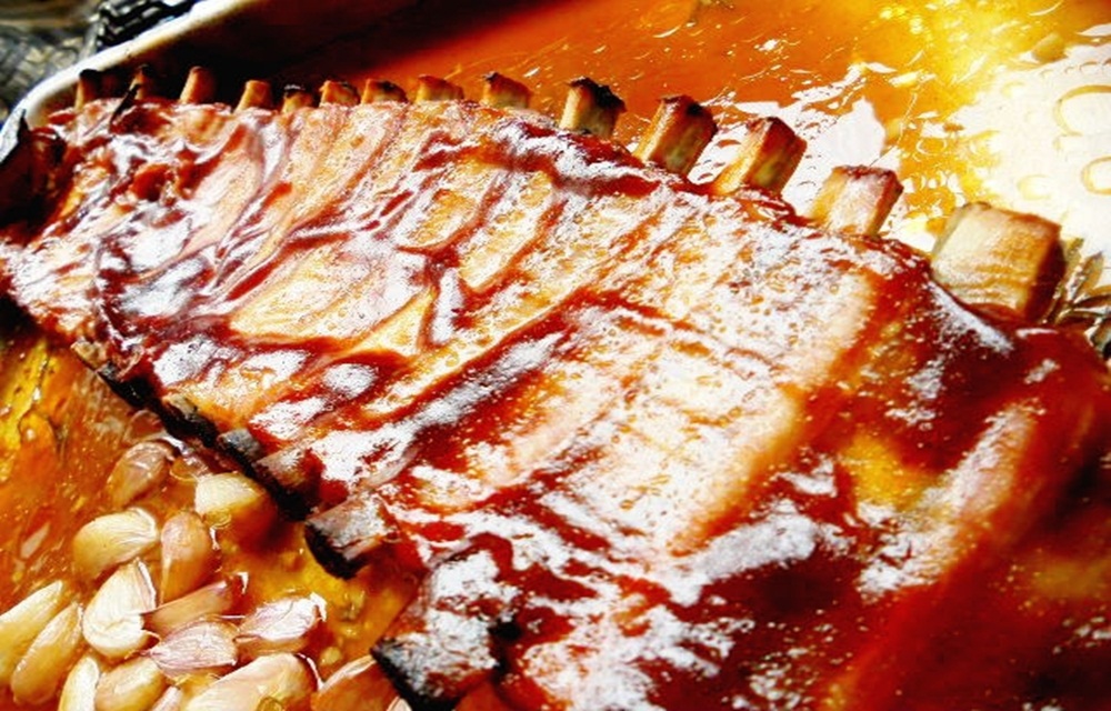 Ir para  <p>1,5 kg de costelinha de porco (pe&ccedil;a inteira);</p>

<p>6 colheres de mel;</p>

<p>Sal grosso;</p>

<p>&nbsp;</p>

<p>Espalhe o mel por toda a superf&iacute;cie da...