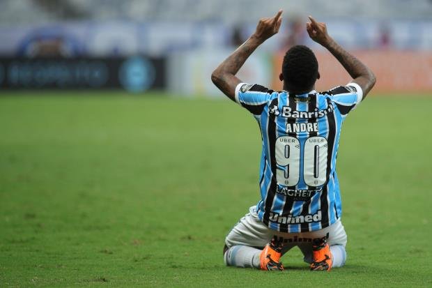 Ir para  No confronto entre os campeões estaduais, no Mineirão, o Grêmio venceu o Cruzeiro, por 1 a 0, com gol do estreante André. Tanto no primeiro, como no segundo, os comandados de Renato Portaluppi sofreram poucos sustos e dominaram as ações...