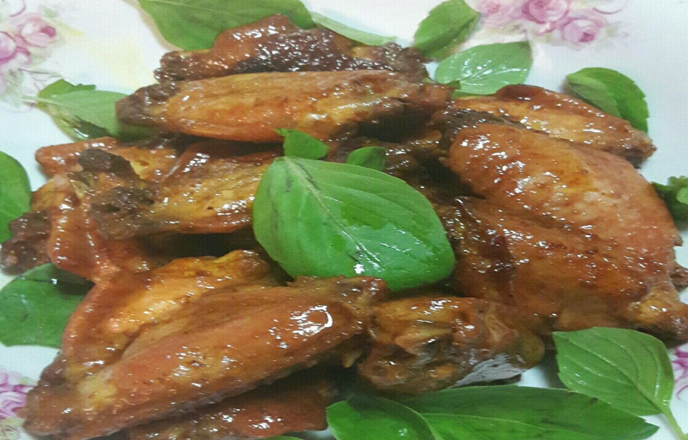 Ir para  <ul>
	<li>25 asinhas de frango;</li>
	<li>1 x&iacute;cara (ch&aacute;) de vinho tinto de mesa suave;</li>
	<li>1 colher (ch&aacute;) de p&aacute;prica picante;</li>
	<li>1 colher...