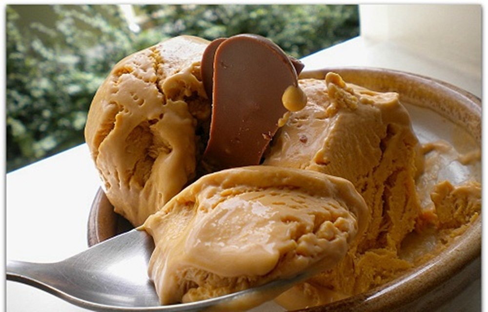 Ir para  <p>1 lata de leite condensado cozido gelado (ou 300 g de doce de leite pronto)<br />
1 lata de creme de leite sem soro gelado</p>

<p>Para fazer o doce de leite a partir da lata de leite condensado, coloque-a numa...