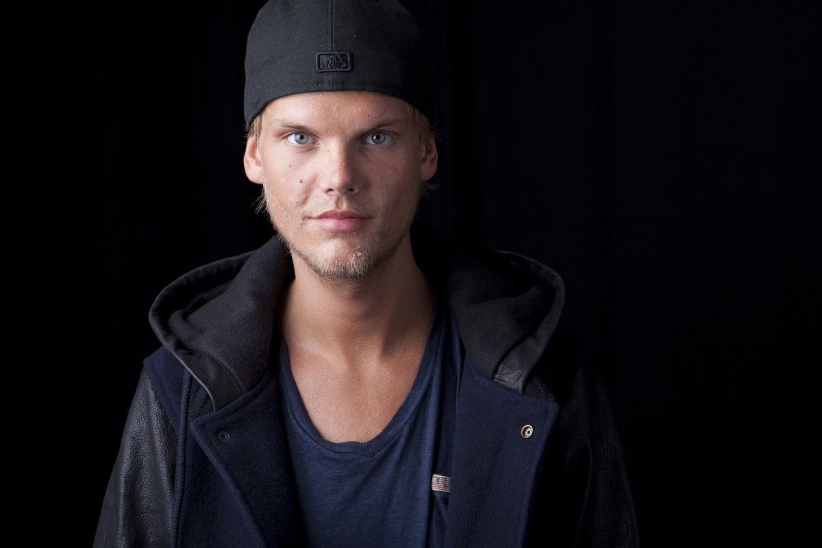 Ir para  <p>O DJ e produtor sueco&nbsp;<a href="http://g1.globo.com/tudo-sobre/avicii">Avicii</a>&nbsp;morreu aos 28 anos nesta sexta-feira (20). O corpo do m&uacute;sico foi encontrado na cidade de Mascate, em...
