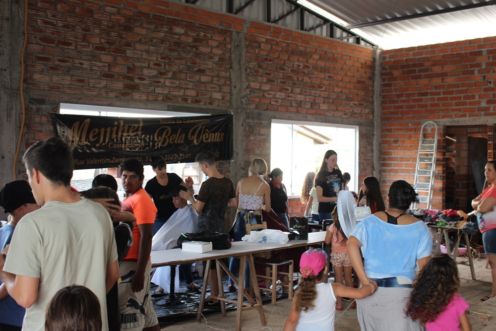 Ir para  <p>Neste s&aacute;bado (21/04), a Igreja Assembleia de Deus, de Viadutos, promoveu o Dia da Solidariedade. Durante o evento, foram realizadas diversas atividades com a finalidade de atender &agrave; popula&ccedil;&atilde;o...