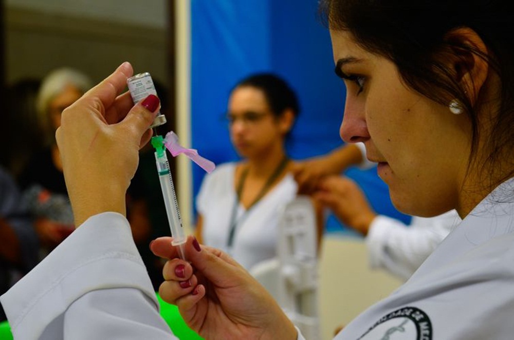 Ir para  <p><big>Come&ccedil;a hoje (23) a 20&ordf; Campanha Nacional de Vacina&ccedil;&atilde;o contra a Influenza. At&eacute; o dia 1&ordm; de junho, devem ser imunizados idosos a partir de 60 anos,...