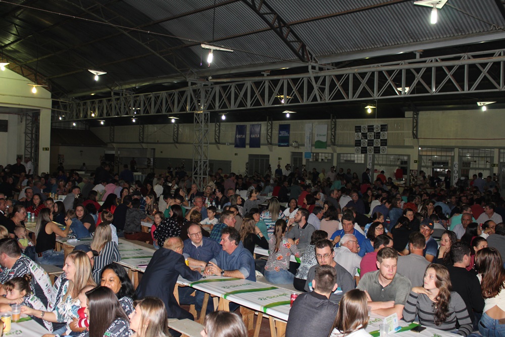 Ir para  <p>O Consepro e o MCC realizaram, na noite do &uacute;ltimo s&aacute;bado (21/04), o Jantar de Apoio &agrave; Seguran&ccedil;a P&uacute;blica, no Sal&atilde;o Paroquial de Viadutos. O card&aacute;pio teve massa...