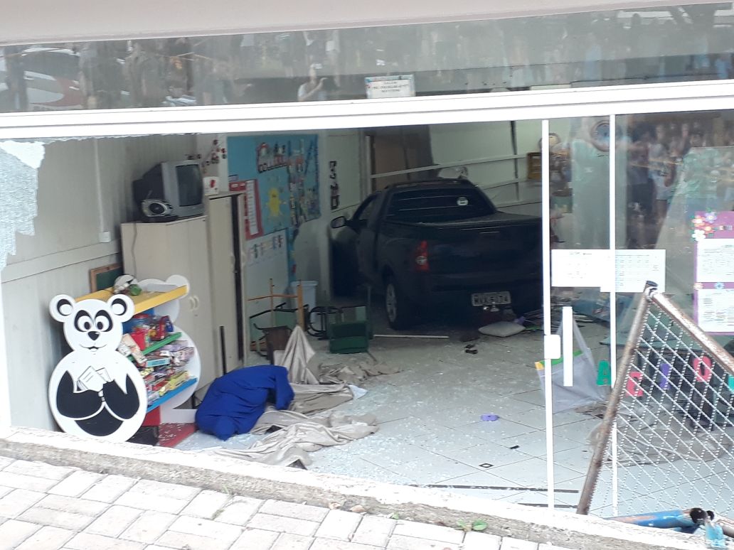 Ir para  <p><big>Sete crian&ccedil;as ficaram feridas, duas com gravidade, depois de uma picape invadir creche na tarde desta ter&ccedil;a-feira em Chapec&oacute;, Oeste de Santa Catarina. De acordo com a Pol&iacute;cia...