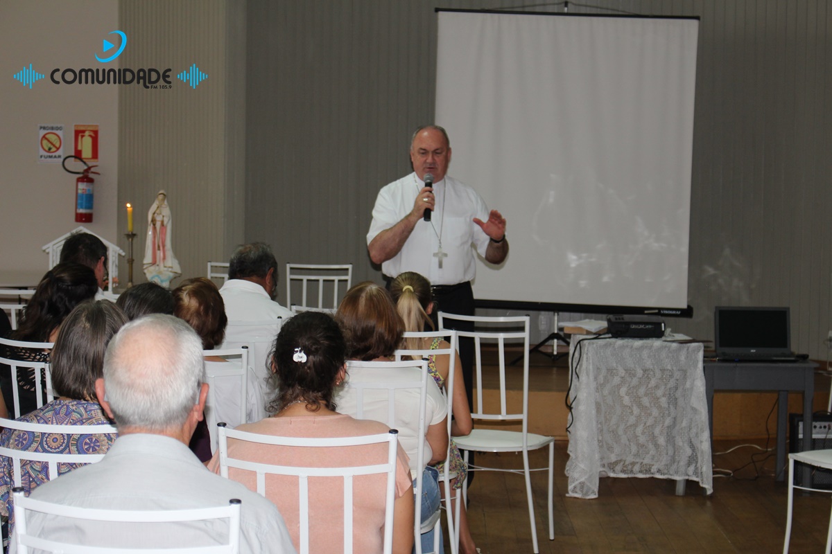 Ir para  <p><big>A cada cinco anos, o Bispo e sua comitiva fazem visita em todas as par&oacute;quias da mitra. Viadutos &eacute; a quarta par&oacute;quia a ser visitada. O encontro aconteceu nesta quinta-feira (26/04), no...
