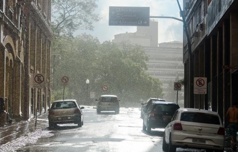 Ir para  <p>O &uacute;ltimo dia de abril ter&aacute; muitas nuvens no Rio Grande do Sul por conta da atua&ccedil;&atilde;o de &aacute;reas de instabilidade no Estado. H&aacute; expectativa de chuva na maioria das...