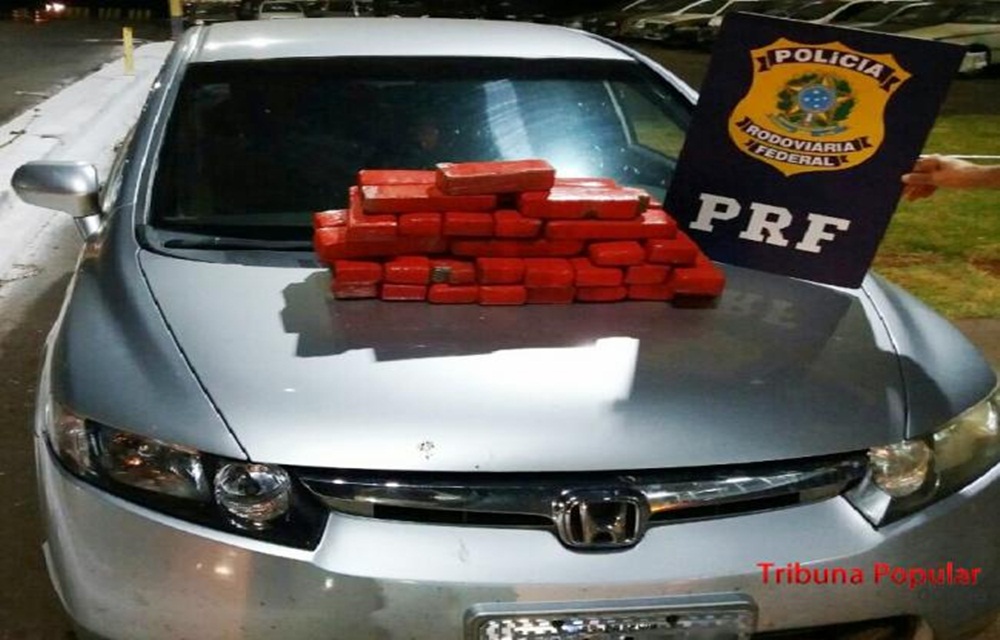Ir para  <p>A Pol&iacute;cia Rodovi&aacute;ria Federal em Santa Terezinha de Itaipu apreendeu 18,6 quilos de maconha e prendeu um casal de Erechim que seguia em um Honda Civic com placas de Erechim.&nbsp;</p>

<p>Durante a...